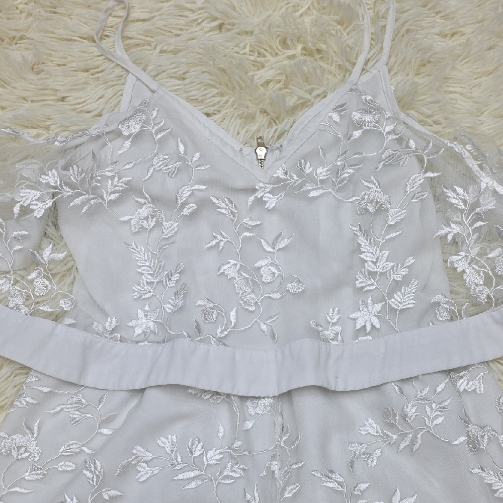 Chic White Floral Embroidered Women's Blouse - Picture 4 of 7